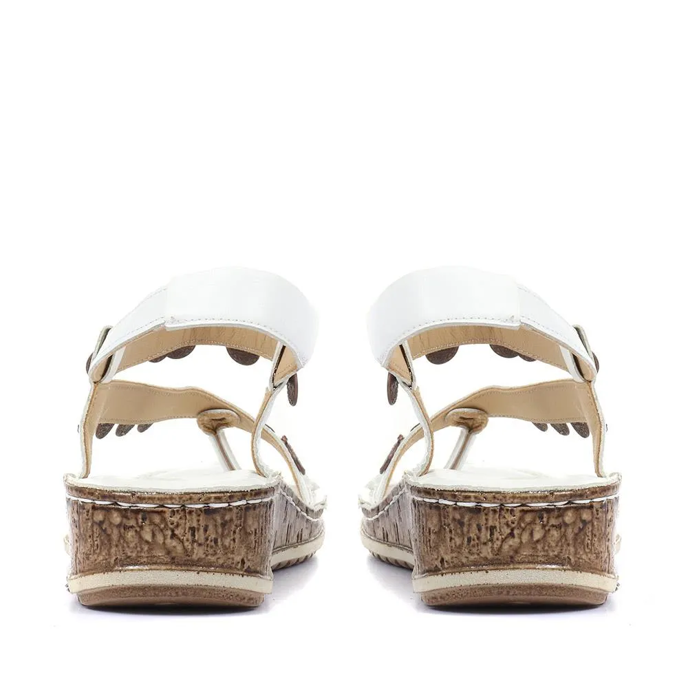 Embellished Leather Toe-Post Sandal - CAY29005 / 315 112