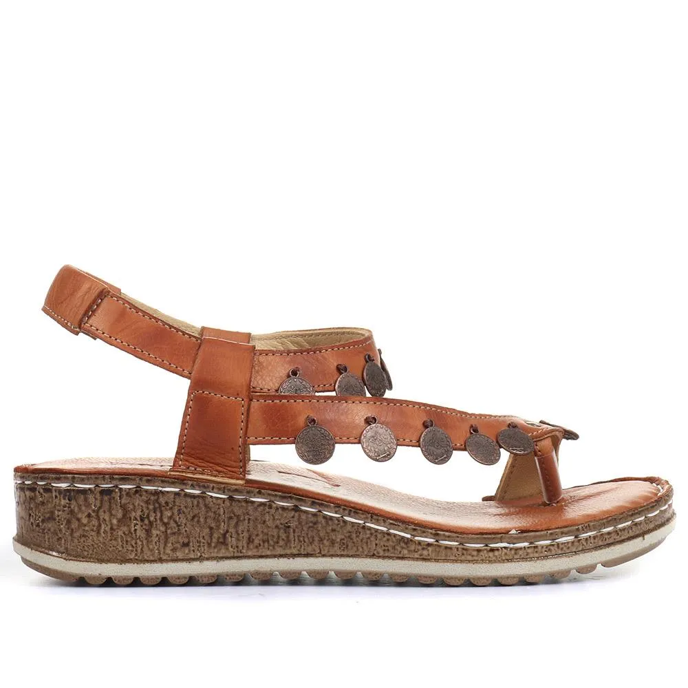 Embellished Leather Toe-Post Sandal - CAY29005 / 315 112